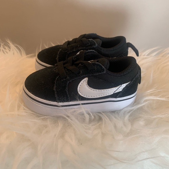 Children’s Nike Shoes Size 3C - Picture 2 of 7